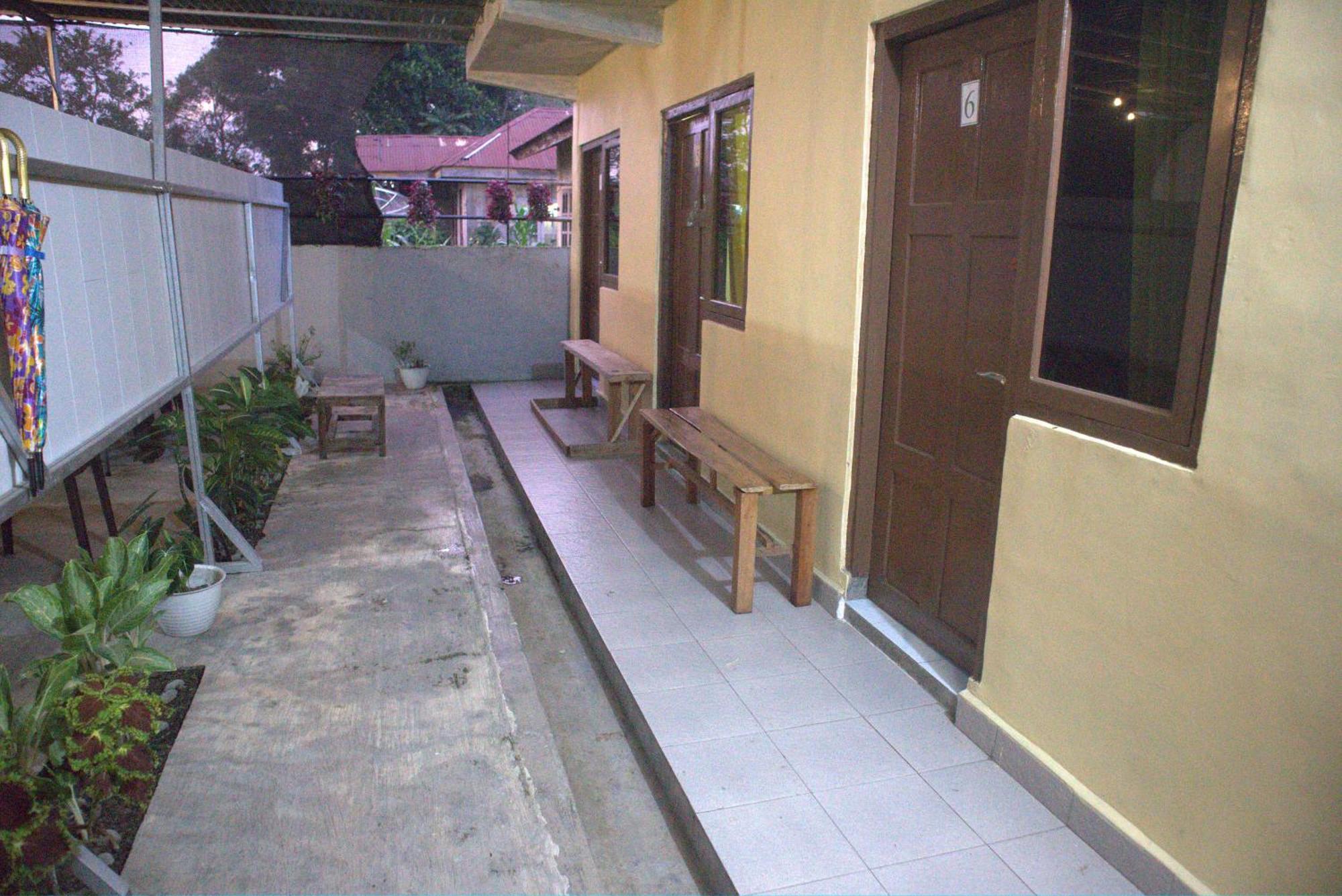 Tange Guest House Ruteng Exterior foto